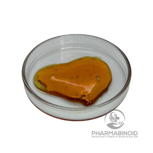 Прозрачен кристален CBD дестилат от Pharmabinoid, демонстриращ пълния си спектър, устойчив на образуване на кристали, в прозрачен контейнер.